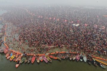 Ritual mandi di Sungai Gangga oleh jutaan umat Hindu di India, disinyalir salah satu penyebab tsunami Covid-19.