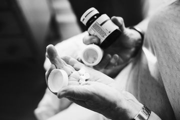 Seorang suami impoten usai diberi istrinya obat.