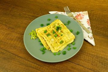 Wafel telur menyelamatkan kita di saat sahur kepepet.