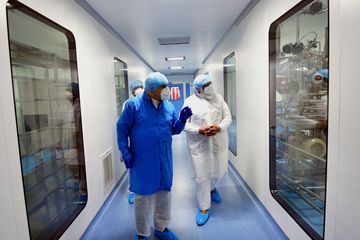 PM INdia Narendra Modi (kanan) meninjau perusahaan vaksin the Zydus Biotech Park, Ahmedabad, India. 