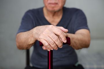 Parkinson yang sering menyerang lanjut usia kini sudah ditemukan penyebabnya.