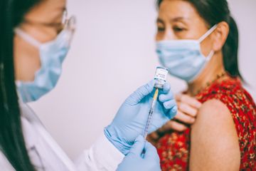 Vaksin Covid-19 AstraZeneca menghadapi masalah dan tantangan di sejumlah negara.