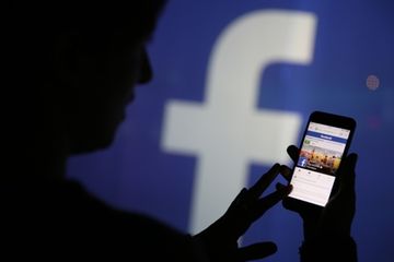 Melihat media sosial seperti facebook bisa menimbulkan kecemburuan dan kekecewaan.