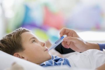 Gejala mumps atau gondong di antaranya anak merasa lemas dan demam rendah hingga sedang.