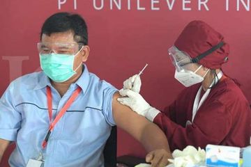 Suasana penyuntikan vaksin Covid-19 vaksin Gotong Royong kepada karyawan di Jakarta.