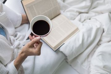 5 Manfaat Membaca Sebelum Tidur, Bisa Melatih Otak Supaya Lebih Encer