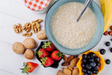 Oatmeal disebut-sebut lebih baik untuk dikonsumsi daripada nasi, tapi dalam hal apa hal ini terbukti? 