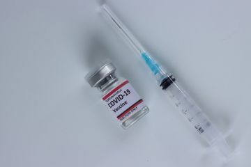 Merek vaksin Covid-19 yang efikasinya turun karena mutasi virus corona.