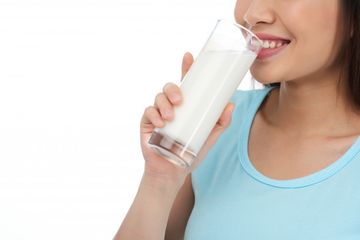 Minum susu sebagai menu sarapan.