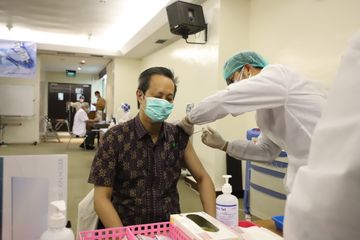 WHO acungi jempol program vaksinasi Covid-19 di Indonesia