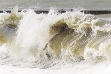 Ilustrasi tsunami yang konon bakal melanda Jawa Timur