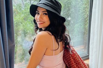 Tak Lagi Pakai Busana Belahan Dada Rendah Vanessa Angel Tampil Lebih Santun Kenakan Kebaya Bali Semua Halaman Stylo