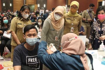 Vaksinasi pelaku UMKM di DKi Jakarta. Sudah mulai penyuntikan pada masyarakat usia 18+