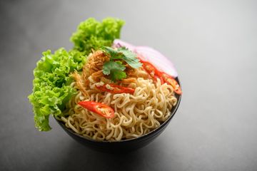 Mengonsumsi mi instan tiap hari bikin usus lengket dan usus buntu. Faktanya?