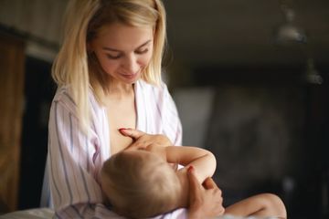 Menyusui bayi, salah satu cara menghilangkan lemak perut pasca melahirkan.