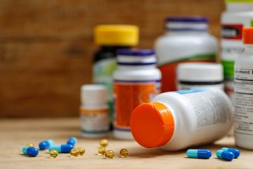 Penggunaan antibiotik untuk mengobati penyakit infeksi yang disebabkan virus.
