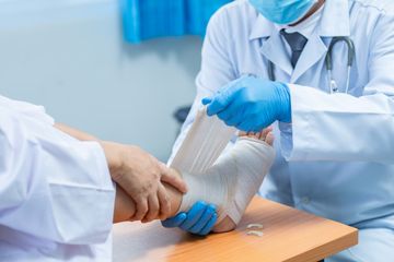 Segera tangani bila ada luka sekecil apapun agar tidak menimbulkan infeksi pada luka diabetes.