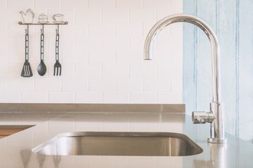 Cara mudah membersihkan wastafel dapur