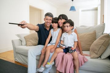 Nyadar Nggak Moms Familyquality Menonton Tv Bersama Anak Bisa Menjadikan Si Kecil Seperti Ini Semua Halaman Nakita