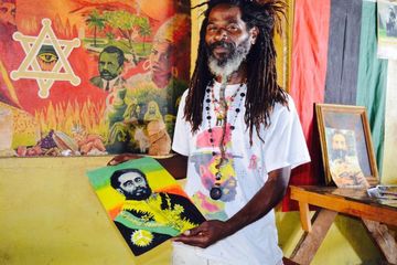 Artis dengan lukisan Haile Selassie, Jah Moon, Hellshire Beach, Portmore (Kabel Karibia)