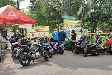 Satu RT lockdown karena 22 warganya positif Covid-19.