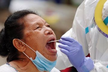 Satgas Covid-19 melakukan penelusuran atau tracing dengan swab PCR kepada warga sekitar Taman Pintar Kayu Putih, Jakarta Timur, Selasa (8/6/2021).