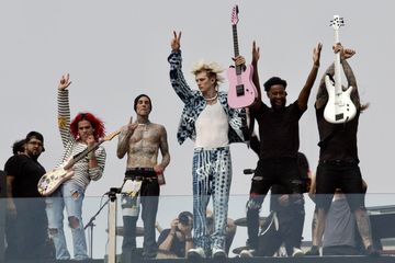 Surprise Rooftop Gig Machine Gun Kelly Travis Barker Hebohkan L A Hai Surprise Rooftop Gig Machine Gun Kelly Travis Barker Hebohkan L A Hai