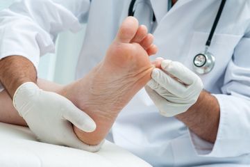 Penyandang diabetes bisa menyelamatkan kaki mereka jika rajin memeriksakan kakinya.