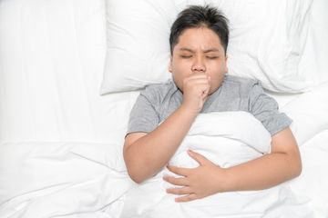 Perbedaan batuk Covid-19 dan batuk akibat alergi pada anak