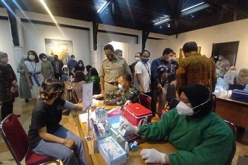 Situasi vaksinasi gratis oleh Kompas Gramedia dan Dewan Pers di Bentara Budaya Jakarta, Senin (28/6/2021).