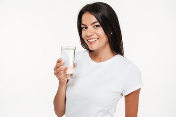 Perawatan dan kebersihan lidah dengan rutin minum air putih