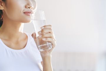 Minum air putih hangat, salah satu cara menghindari penyakit infeksi tenggorokan.