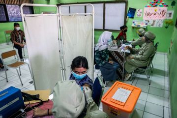 Indonesia mencapai target 40% dosis kedua vaksin Covid-19.