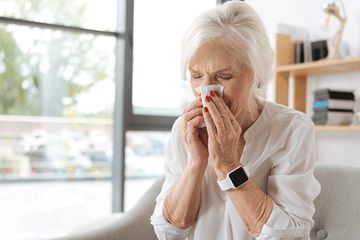 Lansia perlu mengetahui tentang flu, termasuk gejala, komplikasi, dan pencegahannya.