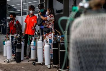 Sejumlah masyarakat Indonesia yang tengah mengantre untuk mendapatkan oksigen medis. 