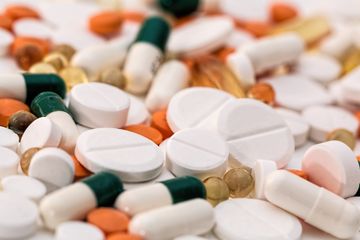 Interaksi obat adalah adanya pengaruh suatu obat terhadap efek obat lain ketika digunakan bersama-sama pada seorang pasien. 