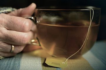 Minum teh berlebihan bisa memicu efek buruk bagi tubuh. Di antaranya mengurangi penyerapan zat besi.
