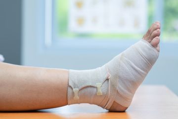 Perawatan kaki diabetes untuk mengenali  gejala luka kaki diabetes untuk kurangi risiko amputasi.