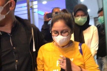 Dokter Lois Owien keluar dari ruang penyidik Ditreskrimsus Polda Metro Jaya, Senin (12/7/2021). 