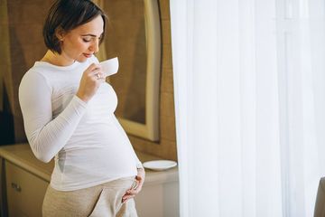 Mitos vs fakta kehamilan soal minum air jahe untuk ibu hamil