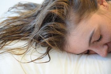 Peringatkan Pada Siapapun yang Ketahuan Tidur Rambutnya Masih Basah, Hidupnya Bisa Banyak Masalah