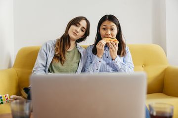 Terlalu lama duduk untuk menonton atau bekerja bisa menjadi faktor pemicu diabetes