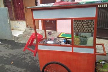 Tukang bakso dicari Satpol PP Jakarta usai nekat layani pasien Covid-19 secara langsung.