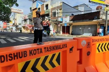 Petugas Kepolisian dan TNI saat menjaga penyekatan di Jalan HZ Mustofa Kota Tasikmalaya saat PPKM Darurat, Rabu (21/7/2021).
