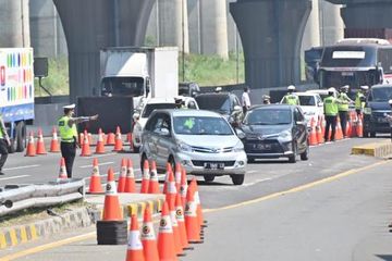 Kondisi di salah satu ruas jalan yang mengalami penyekatan, karena aturan PPKM Level 4.