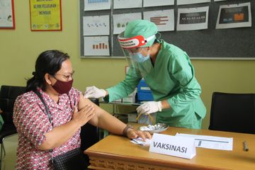Vaksinasi Covid-19 di Puskesmas Abiansemal 1 Bandung, saat simulasi.