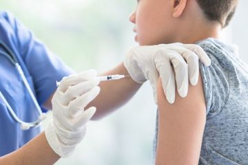 vaksinasi Covid-19 tetap direkomendasikan untuk orang dengan sistem kekebalan yang melemah karena penyakit atau obat-obatan tertentu.