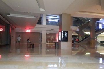 Suasana sebuah mal di Jakarta saat PPKM berlangsung. Kini pengunjung boleh masuk dengan menunjukkan surat vaksin.