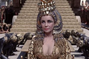 Cleopatra (1963) yang diperankan oleh Elizabeth Taylor.