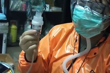 Dokter Tiwi dan alat terapi uang yang digunakannya untuk sembuhkan ratusan pasein Covid-19.